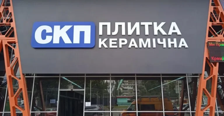 реклама на фасаді