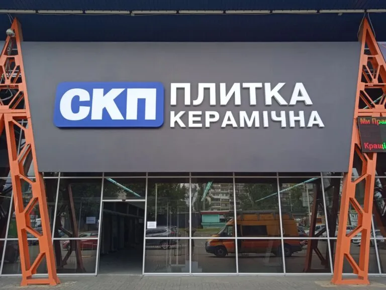 реклама на фасаді
